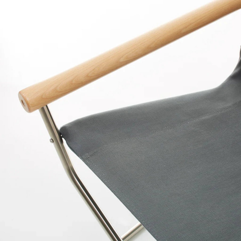 Thick yet elastic fabric woven exclusively for Nychair X adjusts itself to the user and provides a sensation of being embraced by it.