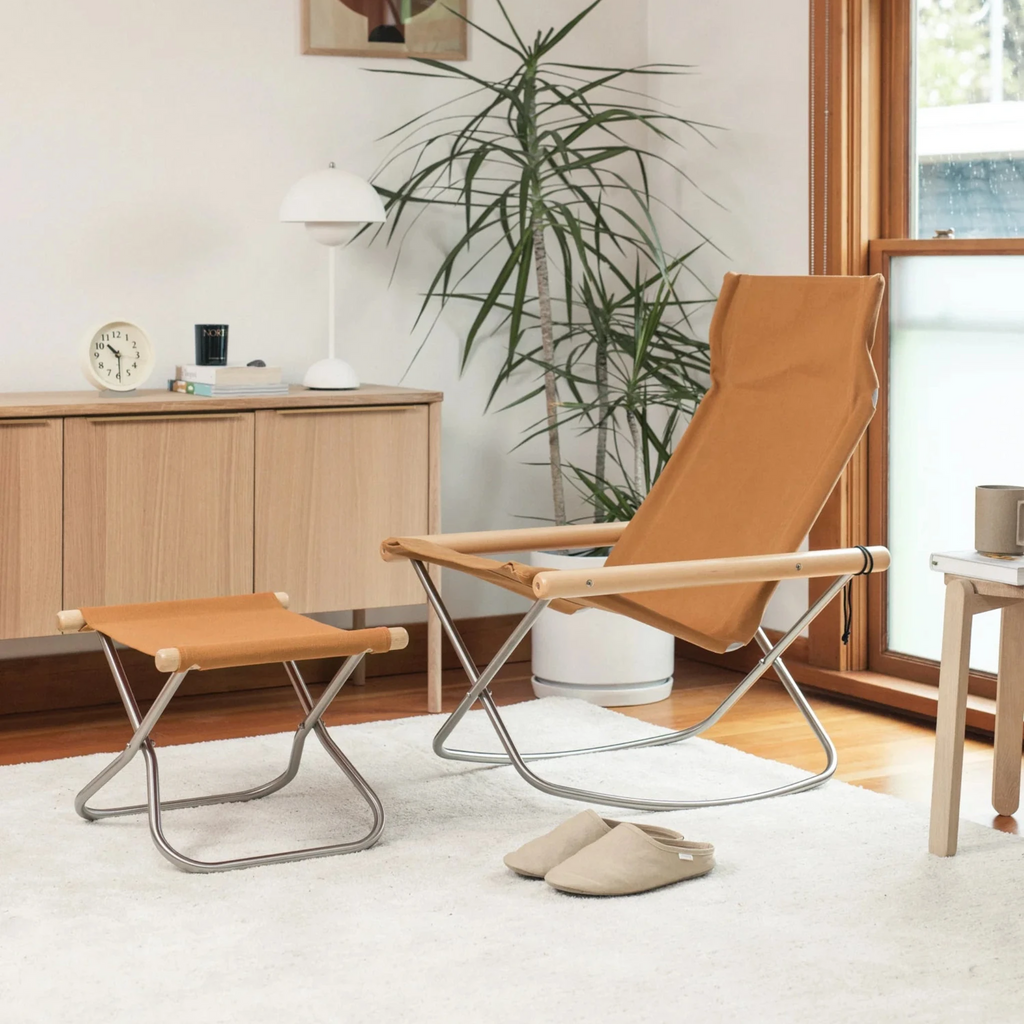 The smooth and gentle motion was possible to achieve thanks to the advanced bending technology. Because the chair moves together with the body, and it is possible to stop at any desired angle, it can be used in a variety of situations: 'leaning forward for work, 'leaning backward to peacefully listen to music, in a neutral position to watch movies. It is easier to get up due to the higher seating position and the rocking movement.
