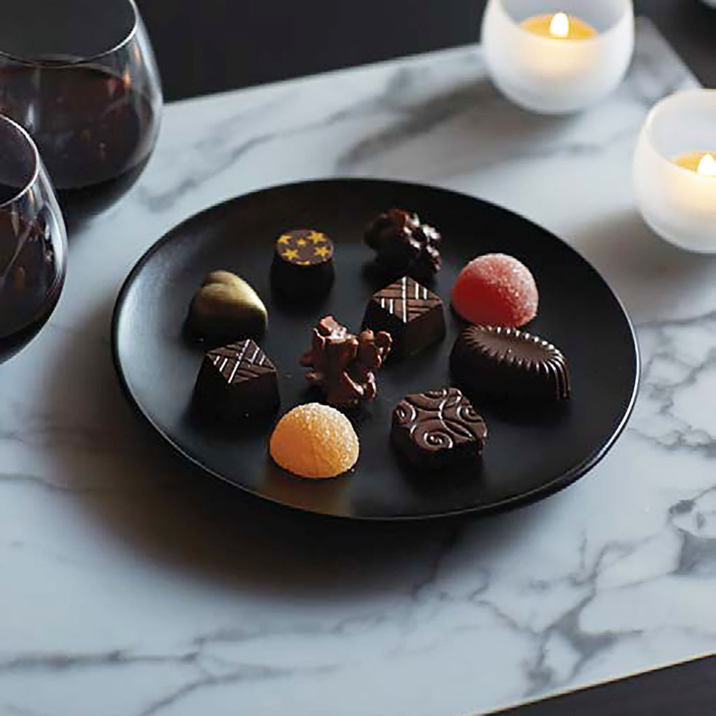 Modern-Twist Silicone Placemat : Marble - Grey. SKU PM040. Made from plastic-free silicone & hand silk-screened with graceful designs, the modern-twist marble print placemat delivers eco-friendly, elegant style to your home. 