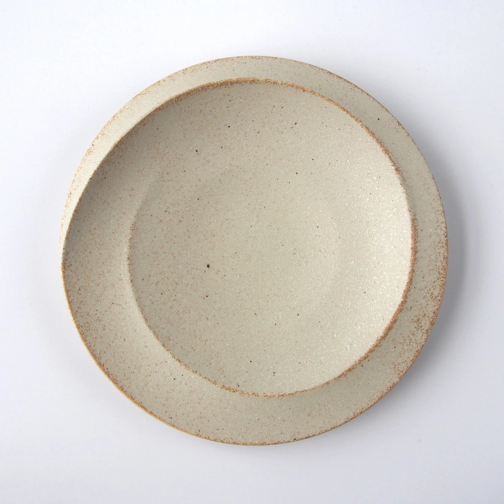 Reiwa Spiral Plate features a swirling shape reminiscent of flowing water.
Recommended for pasta and main dishes, but also stylishly presenting appetizers and desserts using the extra space. This eye-catching plate will elevate your food visually. Enjoy the expressiveness of the dish itself.
Easy-to-stack shape. Despite its distinctive shape, plates stack well, creating a clean, sleek look when stacked. SKU: 146-0134.