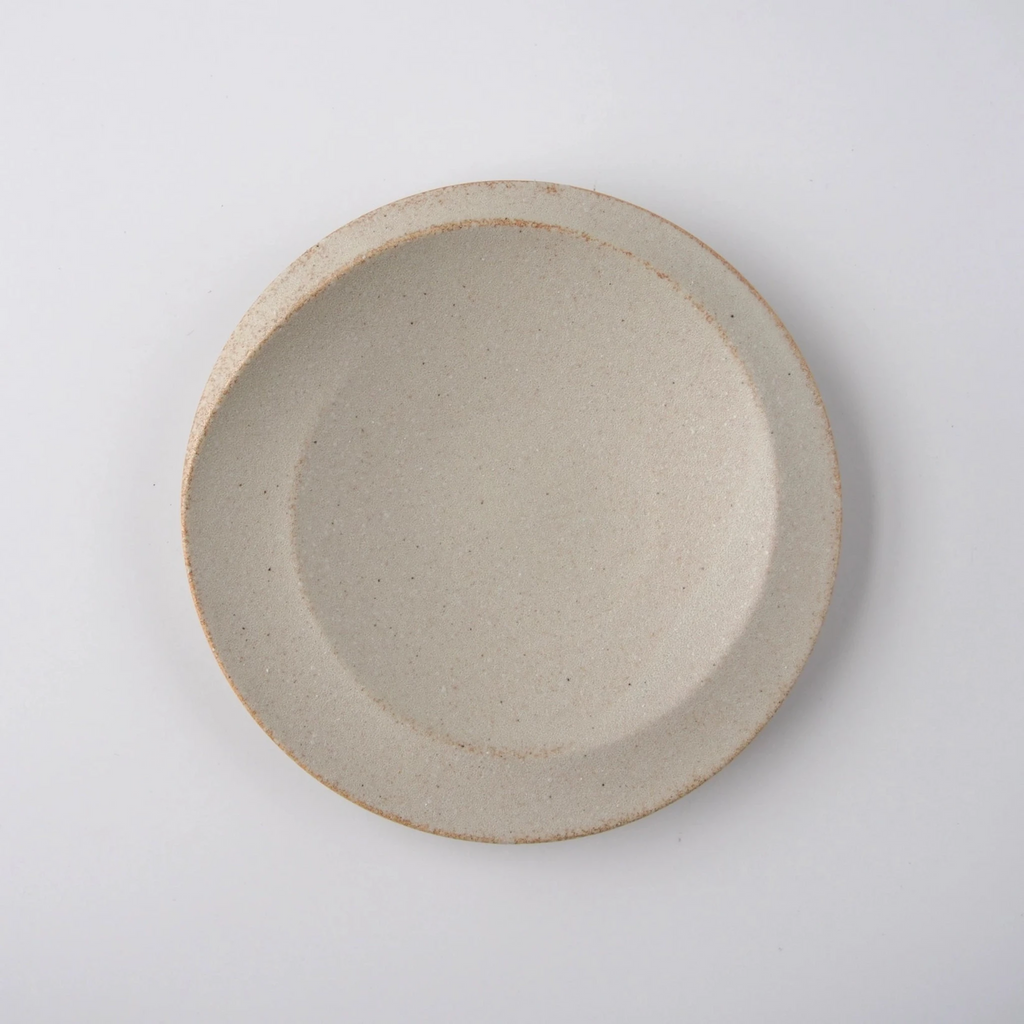 This 8.9-inch plate features a swirl pattern reminiscent of flowing water.
Perfect for stylishly presenting appetizers and desserts. This eye-catching plate will elevate the appearance of your food.
Enjoy the full expression of your food. Easy-to-stack shape: Despite its distinctive shape, it's easy to stack and has a clean, beautiful finish. SKU: 146-0135.