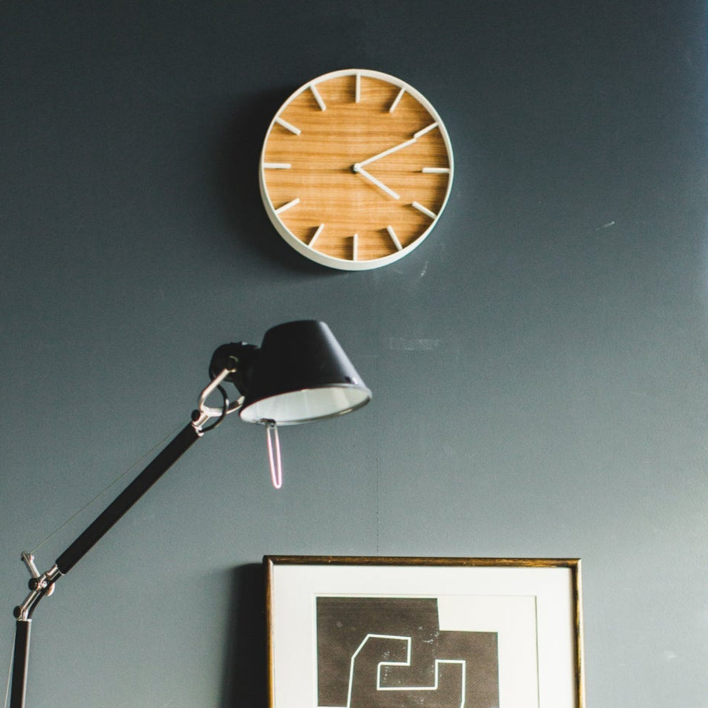 This modern, classic wall clock will stay in fashion until the end of time. Equally at home in an urban office as in a warm, modern kitchen. 