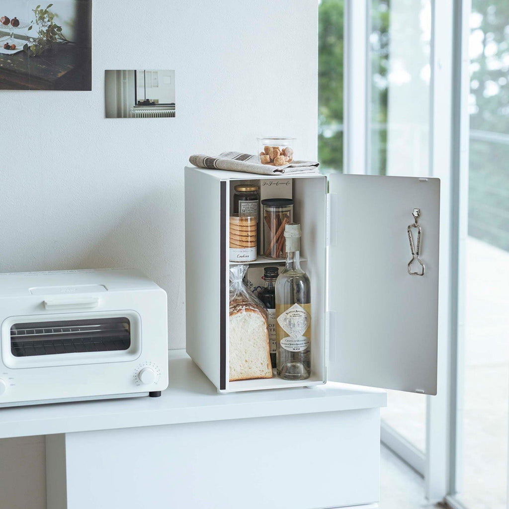 With two-tiers and a smaller footprint, this option is ideal for smaller kitchens. Keep your homemade buns and brioches fresh as the day you baked them.
