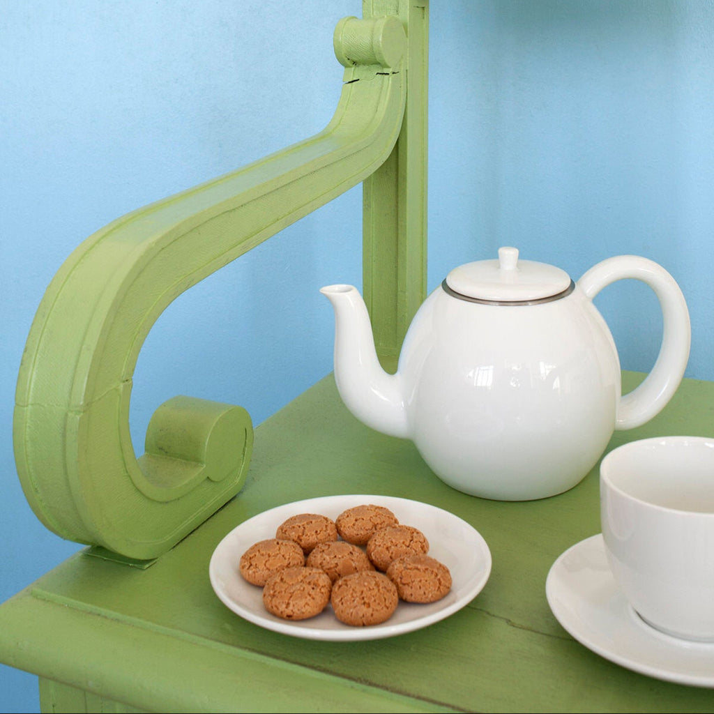 Penrose is a fine porcelain classical tea set with stainless steel filter.

The aesthetic, characterized by the “S” shaped nozzle, is radically classical. Although the features are resolutely contemporary such as the generous and thermo insulated handle or the stainless steel filter, directly aimed at the eco responsible consumers.