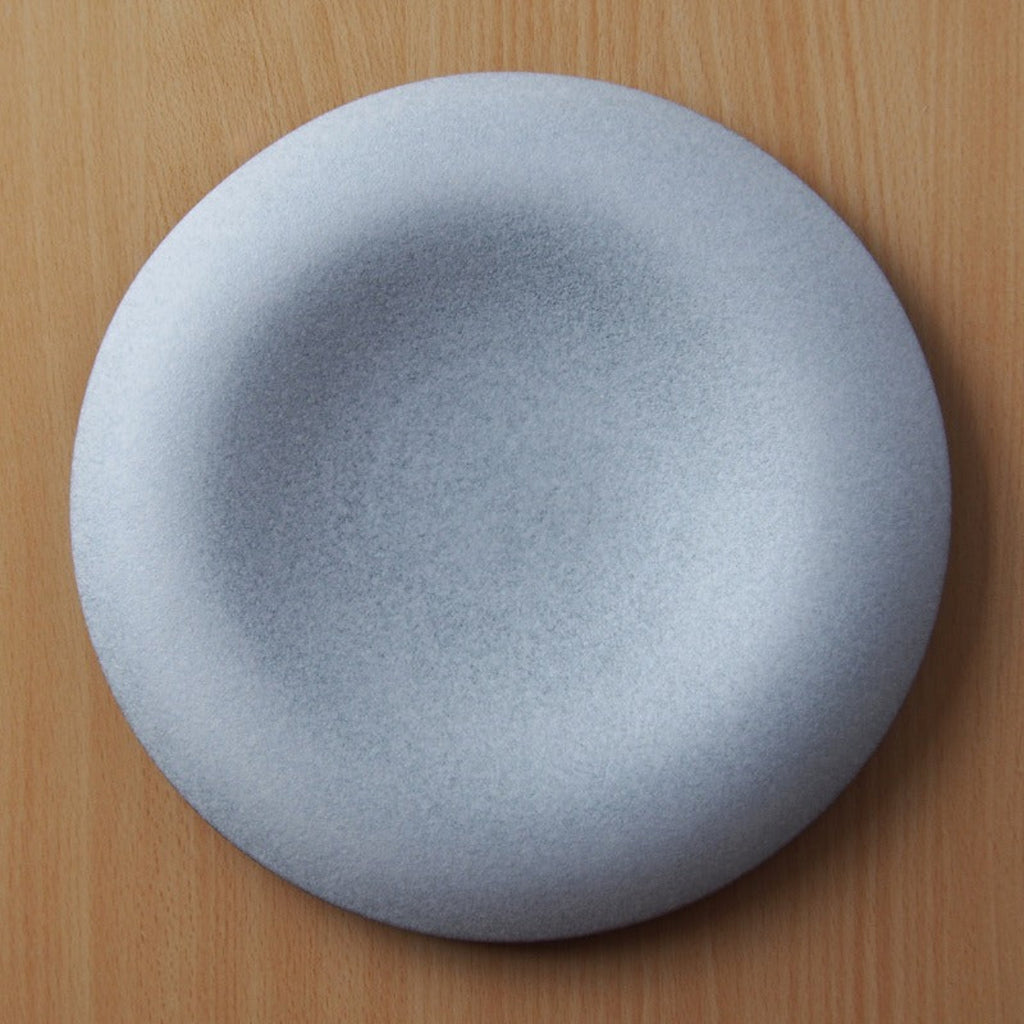 A 26cm plate with beautiful curves and a smooth texture. It envelops and highlights your food. Simply place food in the center for an elegant presentation. The deep recesses make it suitable for serving dishes with lots of liquid. SKU: 154-0041.