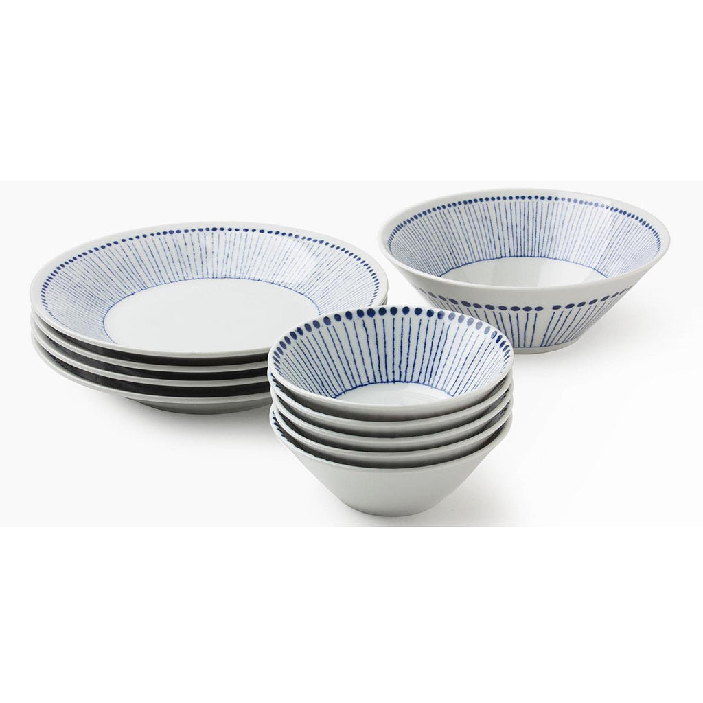 Sou Tokusa is a minimalist take on a timeless classic, blue and white ceramicware is a long-standing traditional pairing with beautiful Japanese art and dinnerware pieces. 