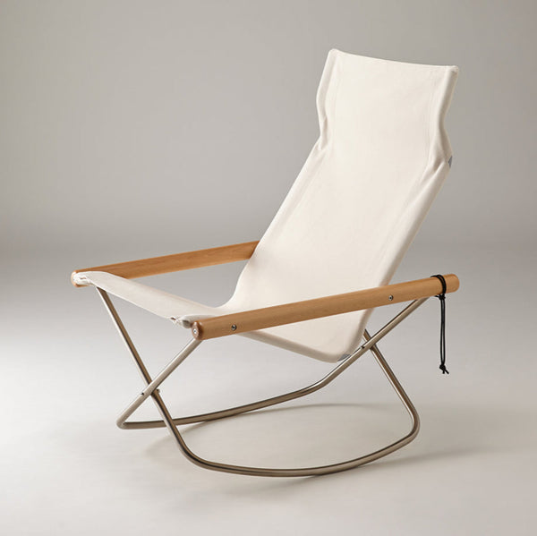 The smooth and gentle motion was possible to achieve thanks to the advanced bending technology. Because the chair moves together with the body, and it is possible to stop at any desired angle, it can be used in a variety of situations: 'leaning forward for work, 'leaning backward to peacefully listen to music, in a neutral position to watch movies. It is easier to get up due to the higher seating position and the rocking movement.