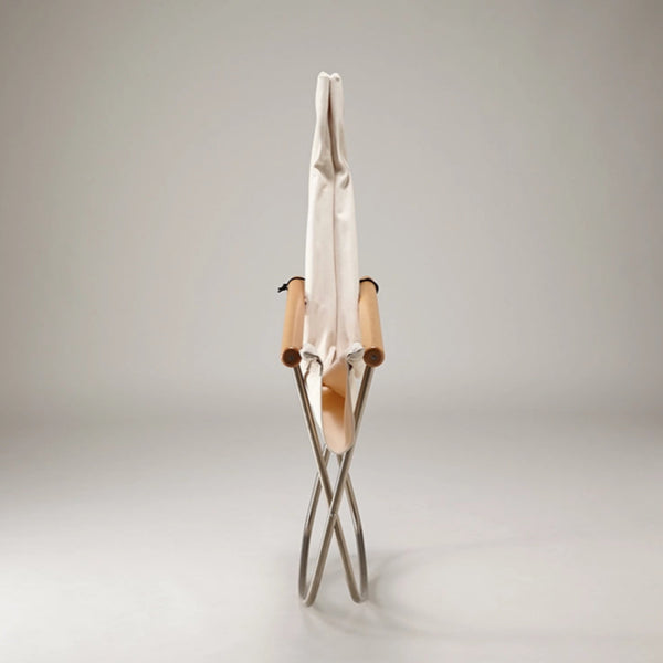 When folded, it remains upright and its compact size allows to save space and reduces the environmental impact in transport. 
