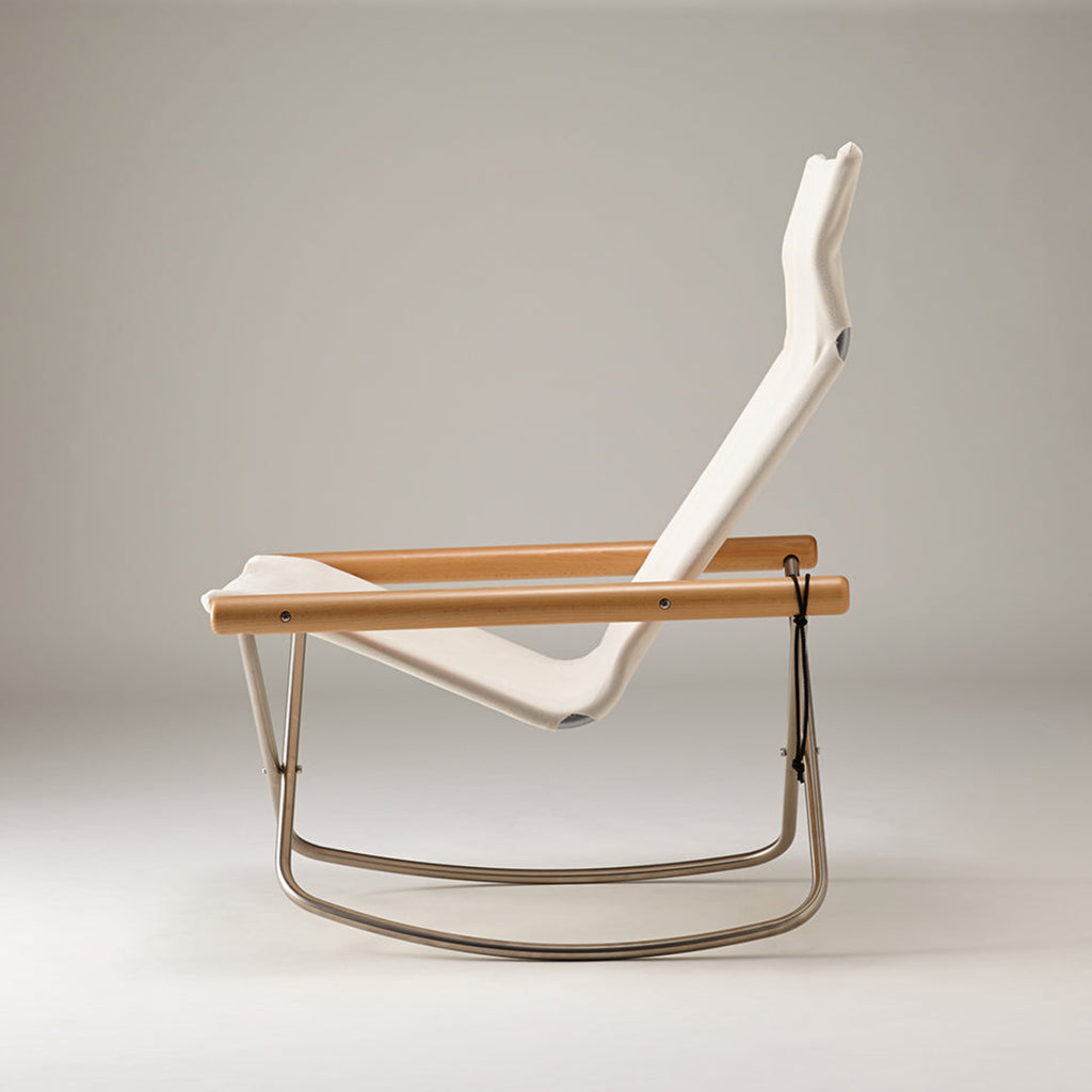 Nychair X Rocking provides a smooth and gentle swaying motion that can be stopped at any desired angle. Its sleek silhouette with rounded legs seems even lighter than in Nychair X, as if it were floating in the room. It is also easier to get up from the chair thanks to the higher seating position and the momentum of the rocking movement.