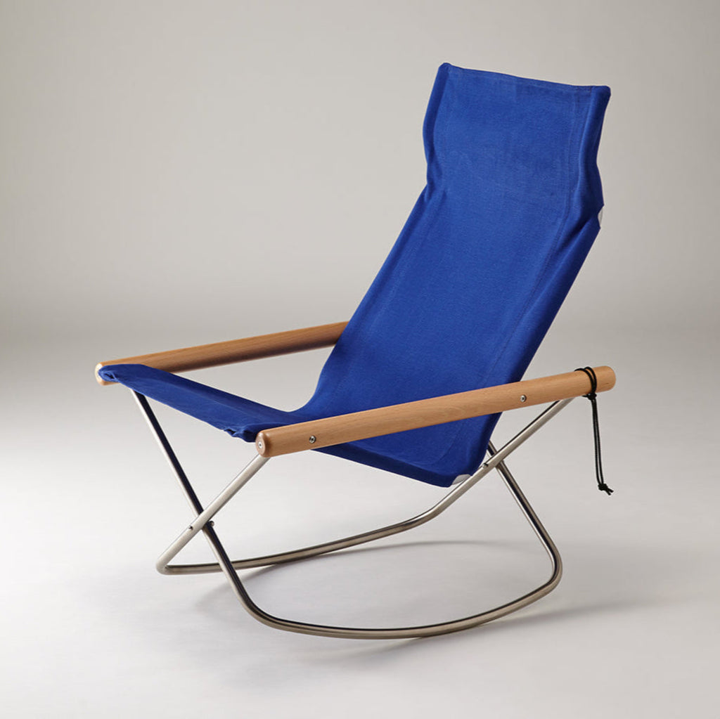 The smooth and gentle motion was possible to achieve thanks to the advanced bending technology. Because the chair moves together with the body, and it is possible to stop at any desired angle, it can be used in a variety of situations: 'leaning forward for work, 'leaning backward to peacefully listen to music, in a neutral position to watch movies. It is easier to get up due to the higher seating position and the rocking movement.