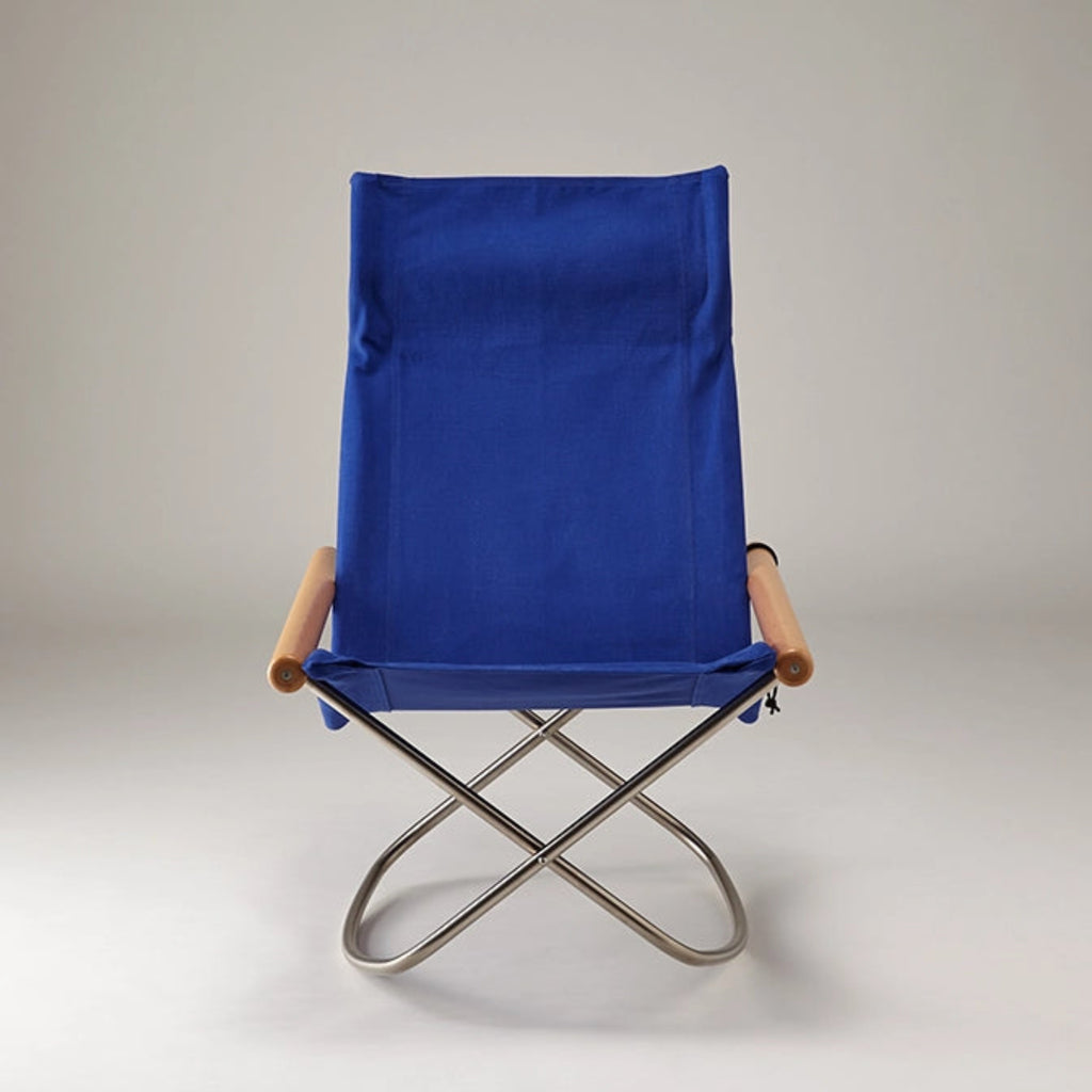 The smooth and gentle motion was possible to achieve thanks to the advanced bending technology. Because the chair moves together with the body, and it is possible to stop at any desired angle, it can be used in a variety of situations: 'leaning forward for work, 'leaning backward to peacefully listen to music, in a neutral position to watch movies. It is easier to get up due to the higher seating position and the rocking movement.
