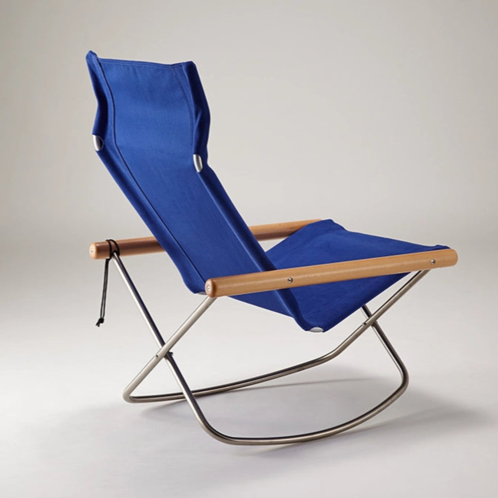 Nychair X Rocking provides a smooth and gentle swaying motion that can be stopped at any desired angle. Its sleek silhouette with rounded legs seems even lighter than in Nychair X, as if it were floating in the room. It is also easier to get up from the chair thanks to the higher seating position and the momentum of the rocking movement.