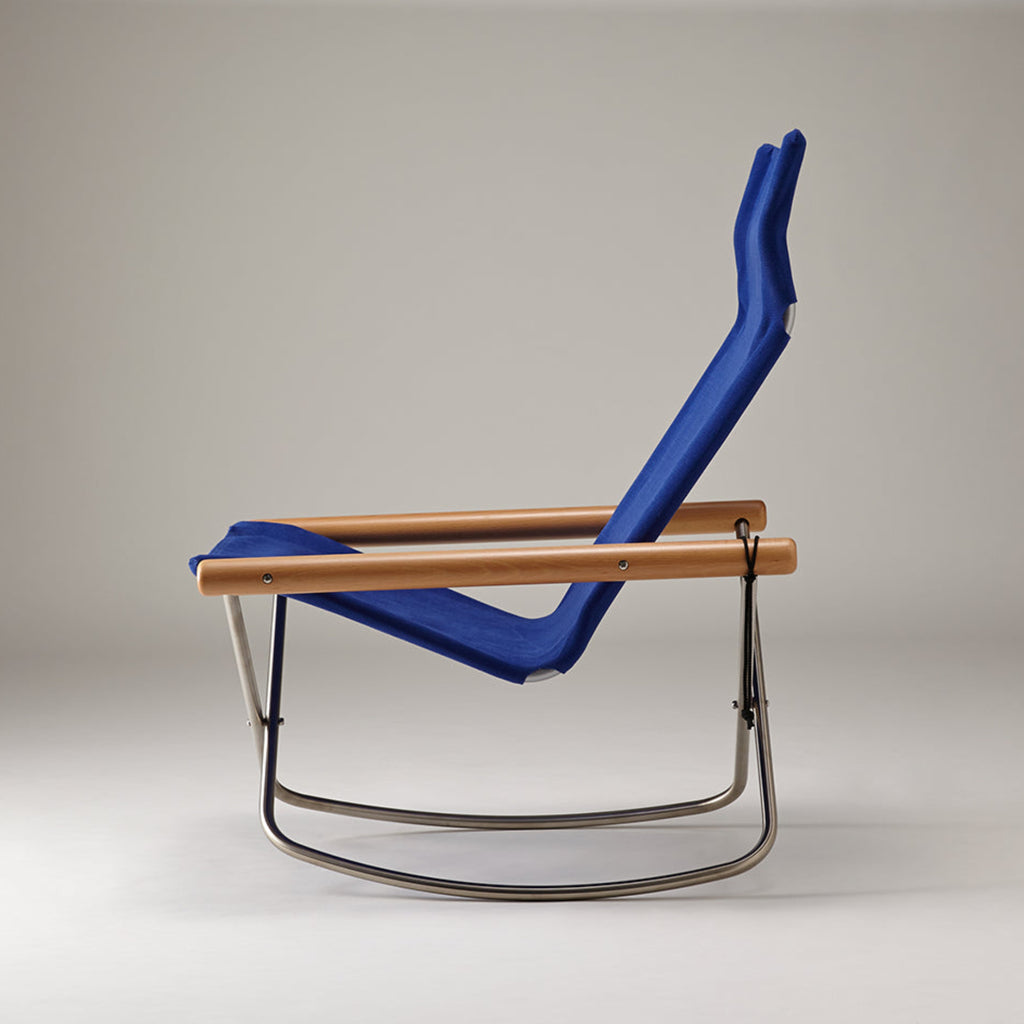 Its sleek silhouette with rounded legs seems even lighter than in Nychair X, as if it were floating in the room. It is also easier to get up from the chair thanks to the higher seating position and the momentum of the rocking movement.