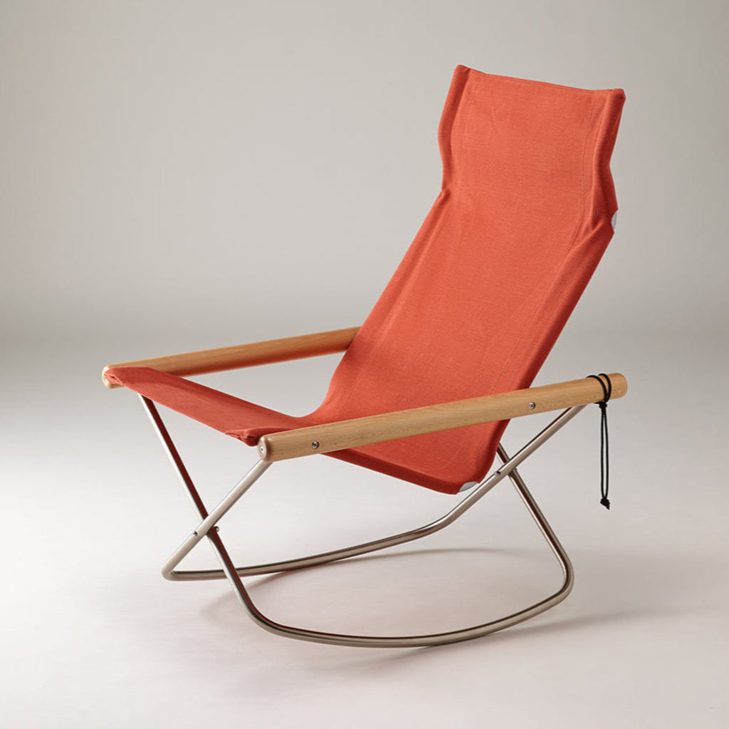 Nychair X Rocking provides a smooth and gentle swaying motion that can be stopped at any desired angle.

Its sleek silhouette with rounded legs seems even lighter than in Nychair X, as if it were floating in the room. It is also easier to get up from the chair thanks to the higher seating position and the momentum of the rocking movement.