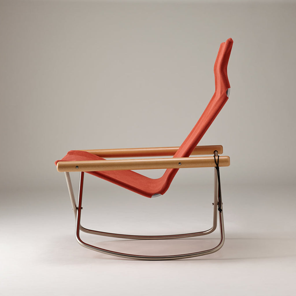 The smooth and gentle motion was possible to achieve thanks to the advanced bending technology. Because the chair moves together with the body, and it is possible to stop at any desired angle, it can be used in a variety of situations: 'leaning forward for work, 'leaning backward to peacefully listen to music, in a neutral position to watch movies. It is easier to get up due to the higher seating position and the rocking movement.