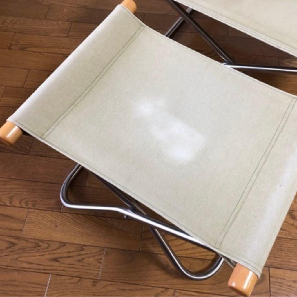 In order to maintain the strength necessary to comfortably support body weight when seated, the seat is made using twill weaving technique, the same as used in denim. To recreate the Nii’s idea of “softness as if it was washed once”, the fabric’s surface undergoes a process where it is scratched to make it fluffier.