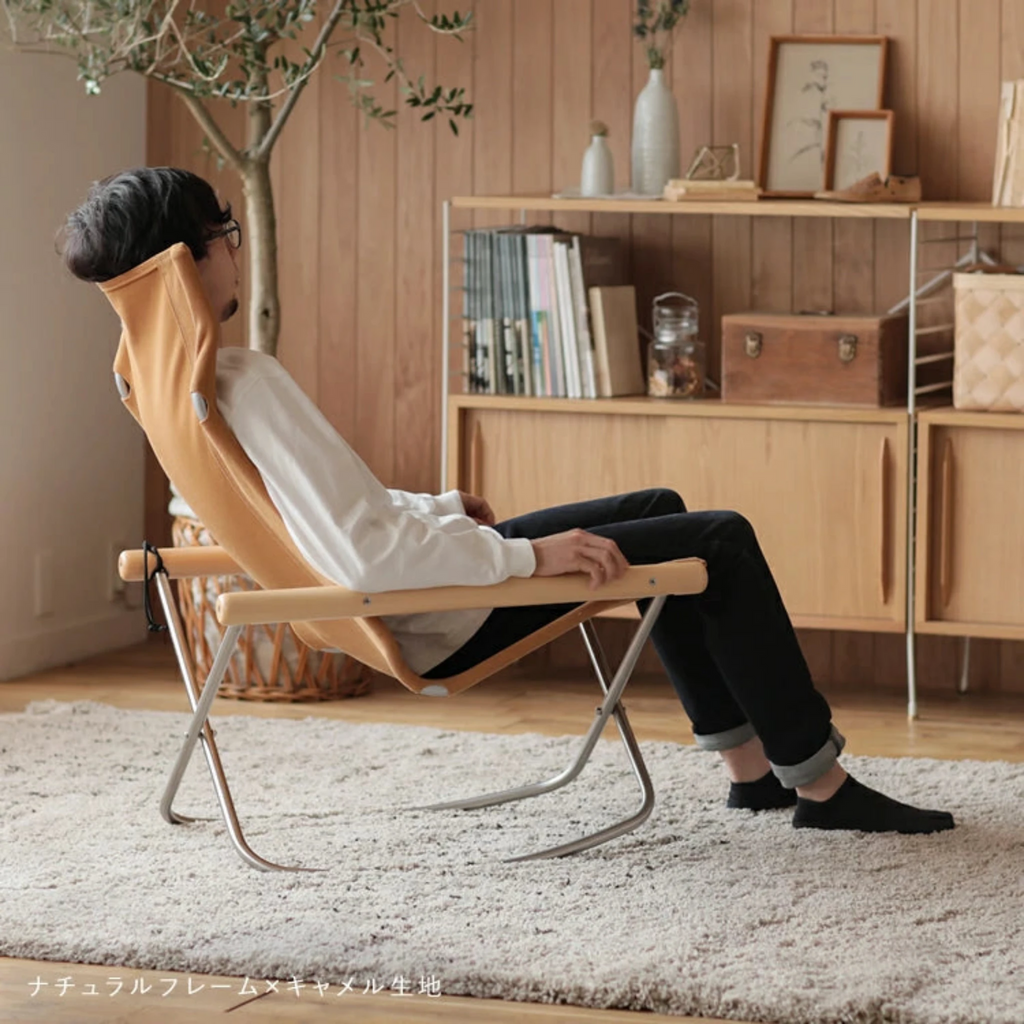 The rocking chair moves smoothly with the body, and it is possible to stop at any desired angle, it can be used in a variety of situations: leaned forward for work, leaned backward to peacefully listen to music, in neutral position to watch movies or socialize. It is easier to get up due to the higher seating position and the momentum of the rocking movement.