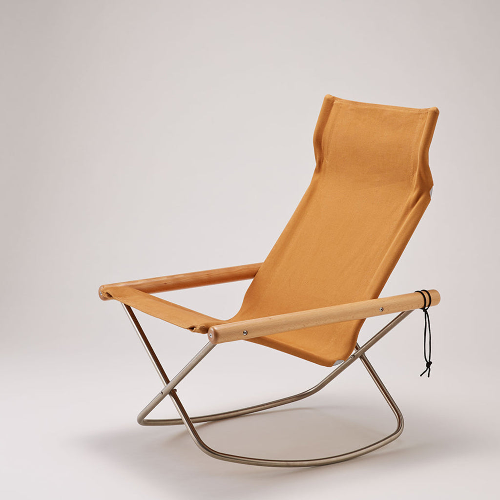 Nychair X Rocking provides a smooth and gentle swaying motion that can be stopped at any desired angle.

Its sleek silhouette with rounded legs seems even lighter than in Nychair X, as if it were floating in the room. It is also easier to get up from the chair thanks to the higher seating position and the momentum of the rocking movement.