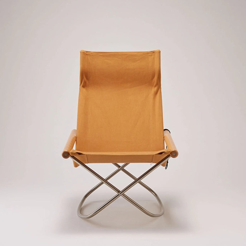 In order to maintain the strength necessary to comfortably support body weight when seated, the seat is made using twill weaving technique, the same as used in denim. To recreate the Nii’s idea of “softness as if it was washed once”, the fabric’s surface undergoes a process where it is scratched to make it fluffier.