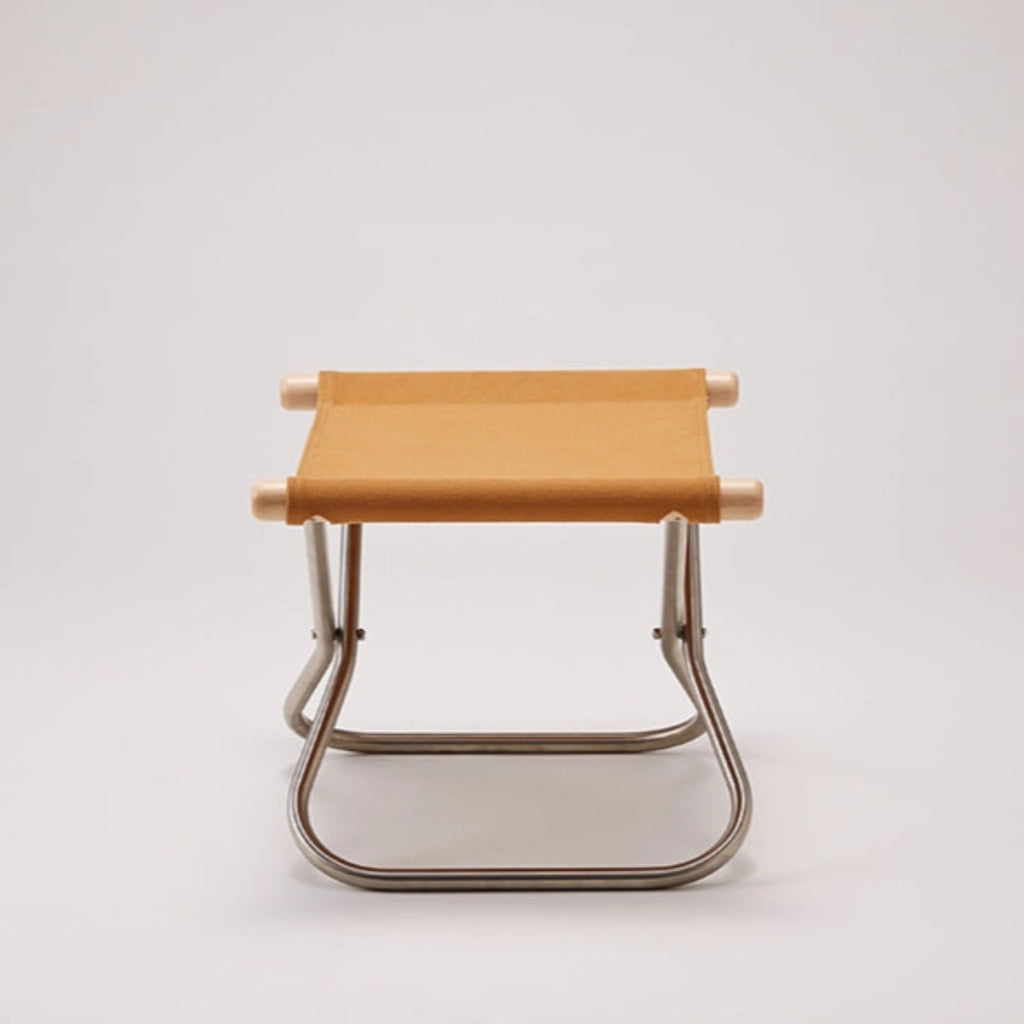 The pipes are formed by folding a stainless steel sheet into a tubular shape and welding the connecting ends together. To prevent spoiling the beauty of the legs, the inside of the hole is inspected, and the processing is done after making sure the welding marks are facing the inside.The pipes are finished with a hairline matte surface to prevent excess shine and allow the chair to blend with an interior better. 