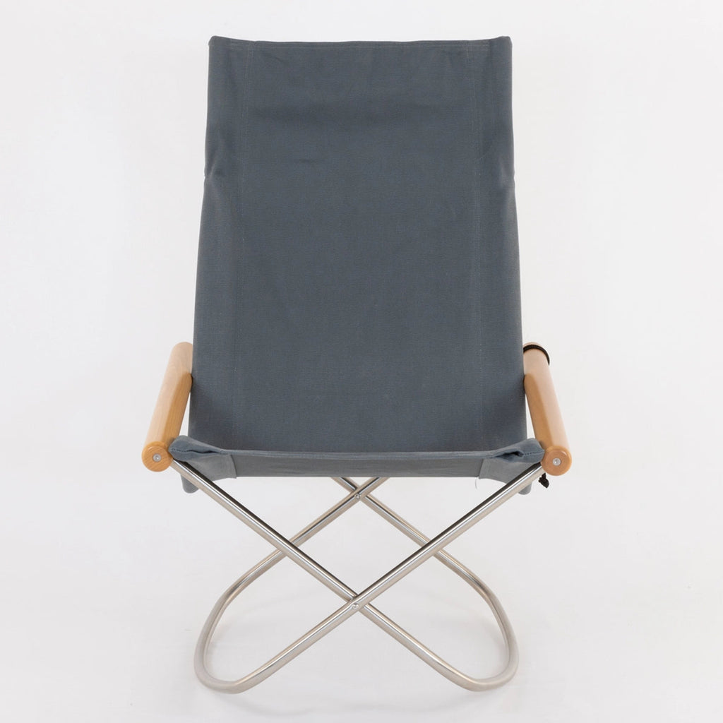 In order to maintain the strength necessary to comfortably support body weight when seated, the seat is made using twill weaving technique, the same as used in denim. To recreate the Nii’s idea of “softness as if it was washed once”, the fabric’s surface undergoes a process where it is scratched to make it fluffier.