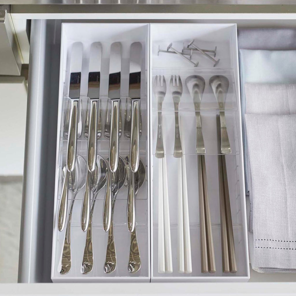 Complete with three adjustable clear dividers, this compact organizer holds cutlery diagonally to create a luxurious spaciousness. Use one for your special set or line up multiple organizers to accommodate for larger collections.