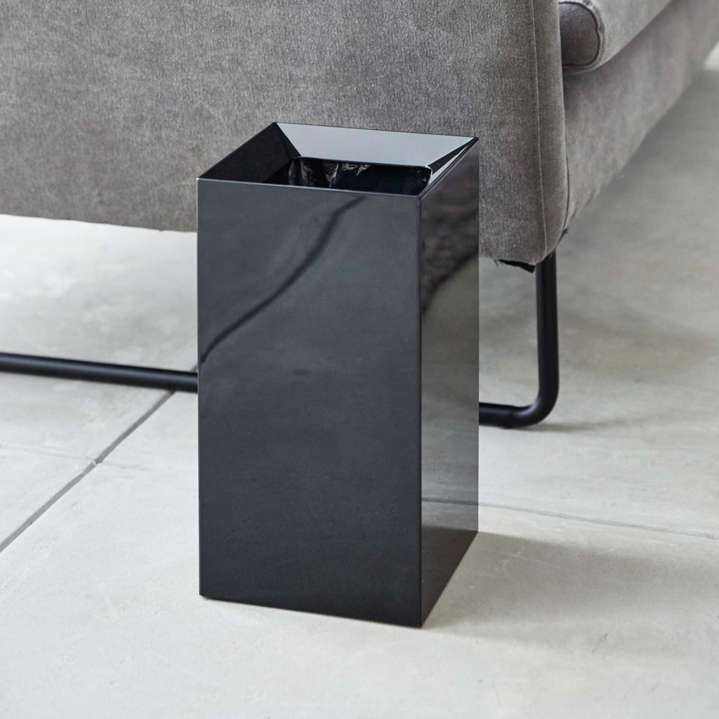 The slanted opening was integrated to hide unsightly trash within. An interlocking design pins your trash bag in place while simultaneously hiding the unattractive bin liner. Lastly, a handle at the back makes for easy emptying. 