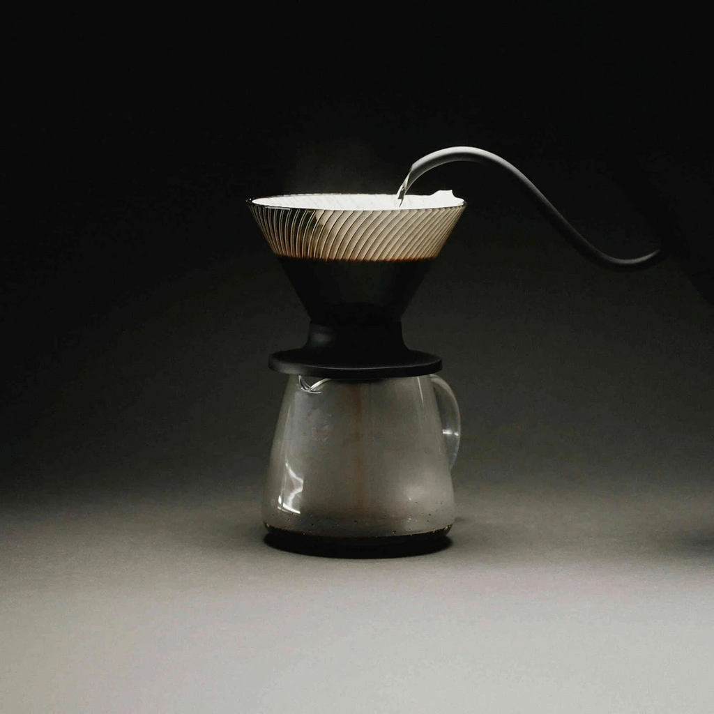 The NEO's unique rib design refines flavor balance while minimizing bitterness. With 72 delicate ribs converging into 9 at the base (utility model pending), this original structure allows water to flow evenly along the entire wall. The result is a faster extraction that produces a clean yet full-bodied cup. Enjoy a harmonious balance of acidity, sweetness, and body in every brew.