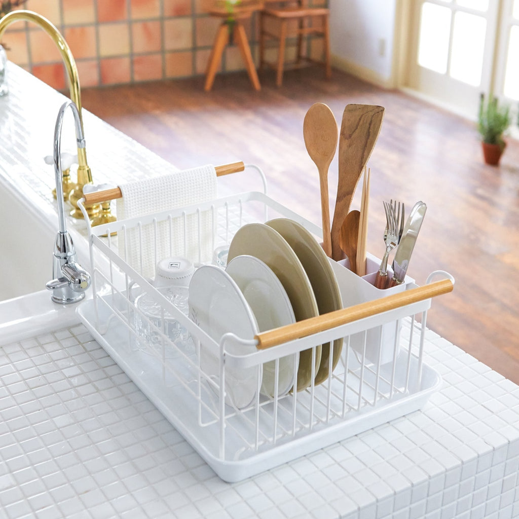 Despite being a relatively large kitchen appliance, dish rack aesthetics are usually overlooked. The stylish wooden handles not only elevate the design and give the whole kitchen a lift, but also make this steel dish rack much easier to lift and carry.