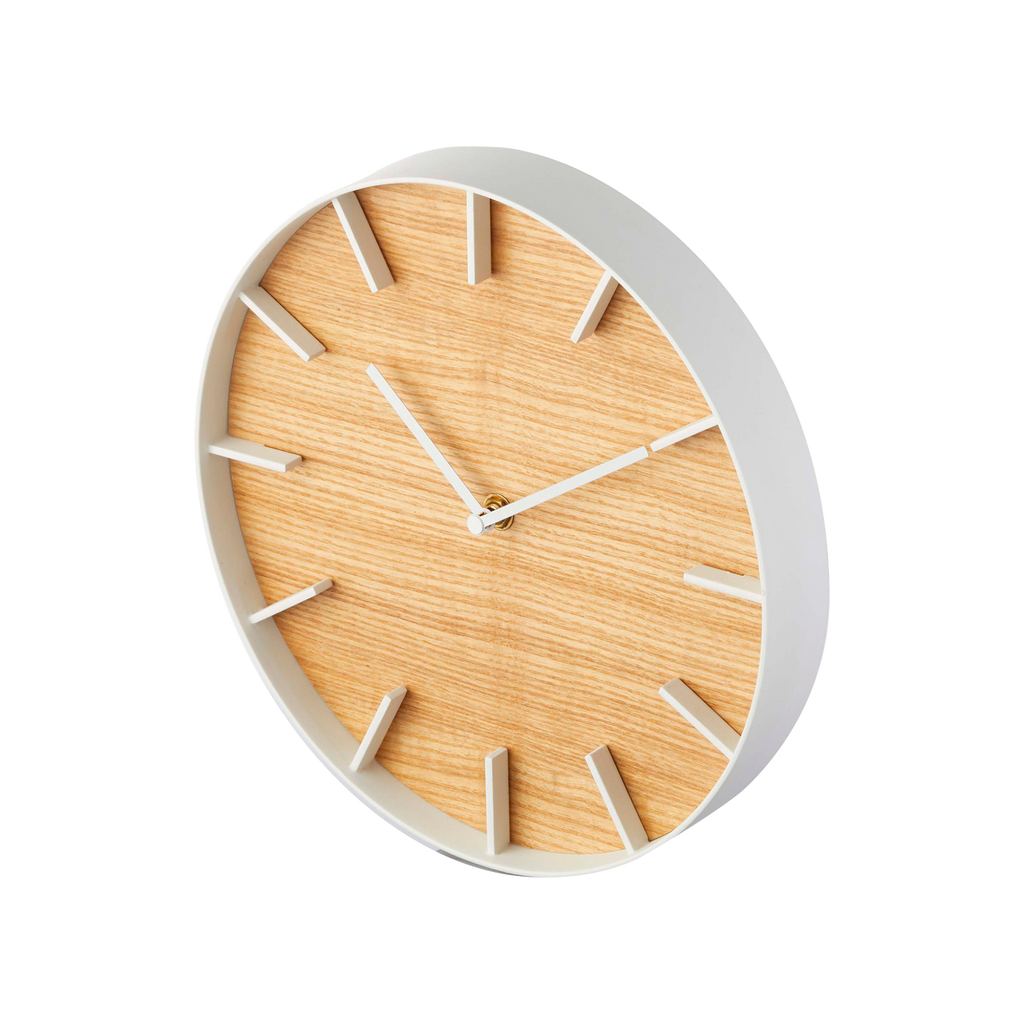This modern, classic wall clock will stay in fashion until the end of time. Equally at home in an urban office as in a warm, modern kitchen. 