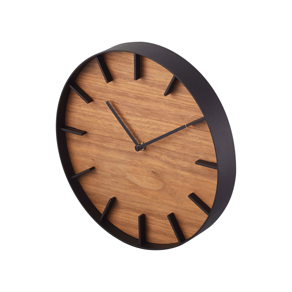 This modern, classic wall clock will stay in fashion until the end of time. Equally at home in an urban office as in a warm, modern kitchen. 