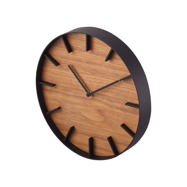This modern, classic wall clock will stay in fashion until the end of time. Equally at home in an urban office as in a warm, modern kitchen. 