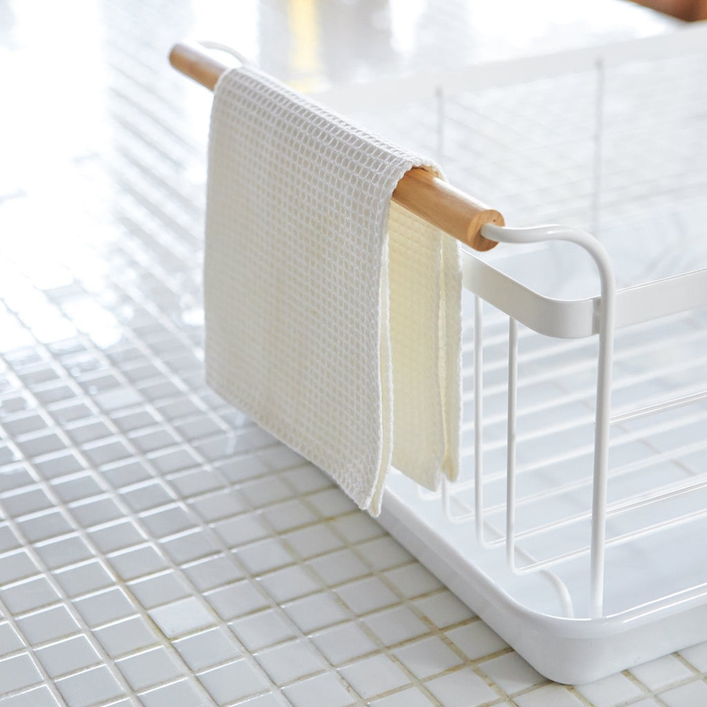 Despite being a relatively large kitchen appliance, dish rack aesthetics are usually overlooked. The stylish wooden handles not only elevate the design and give the whole kitchen a lift, but also make this steel dish rack much easier to lift and carry.