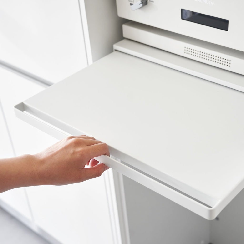 The vanishing pull-out shelf also provides ample space to perch a mug while you perfect your morning beverage, or rest that bowl of leftovers you just microwaved so you can season it up before carrying it to the table. 