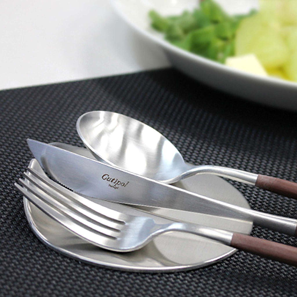 CUTIPOL GOA BROWN MATTE BRUSHED CUTLERY. The perfect symbiosis of West and East in ergonomic and delicate pieces that inspire unique gestures. Material: matte brushed stainless steel 18/10 and resin handle.