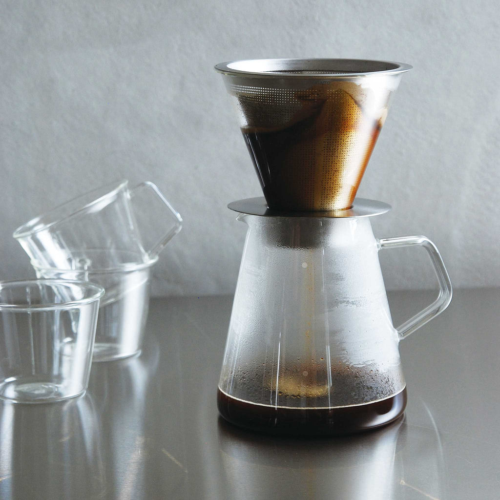 The sharp design brings out the beauty of material themselves. The elegant design combines two materials, stainless steel and glass. The glass coffee dripper comes with a sustainable stainless steel filter that brews aromatic coffee. By eliminating the paper filter, more coffee oil—which is the source of the richness of coffee—can be extracted to allow you to enjoy the authentic aroma of coffee. 