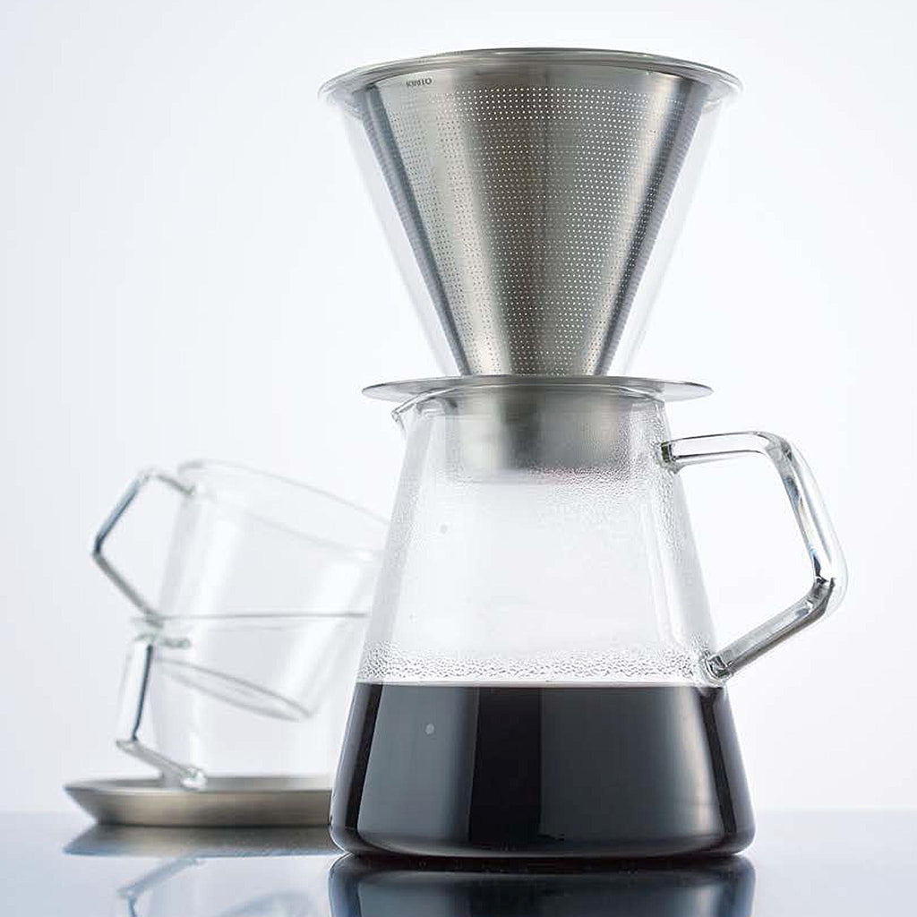 The elegant design combines two materials, stainless steel and glass. The glass coffee dripper comes with a sustainable stainless steel filter that brews aromatic coffee. By eliminating the paper filter, more coffee oil—which is the source of the richness of coffee—can be extracted to allow you to enjoy the authentic aroma of coffee. There are two white dots on the pot, and they are the reference for 300 ml and 600 ml of dripped coffee. 