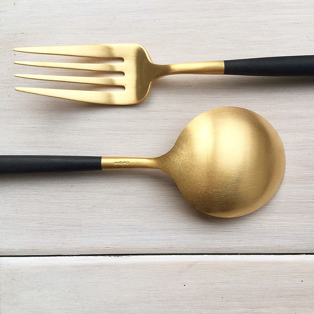 Goa Gold. Material: matte brushed stainless steel 18/10 and resin handle available in different colors  Coating: gold plated 24k.