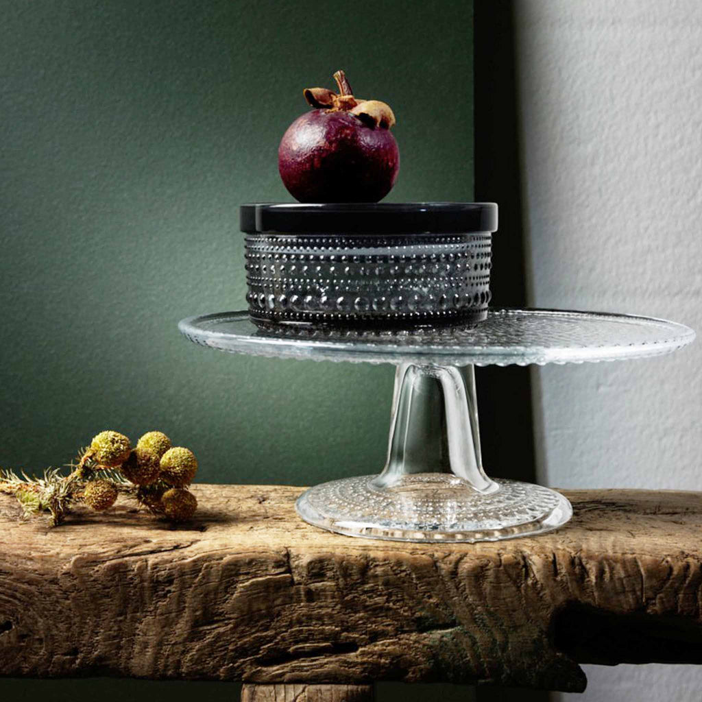 Finnish design legend, Oiva Toikka, was exploring ways to hide joint marks in glass when he invented the groundbreaking raised droplet design that makes Kastehelmi so distinct. 