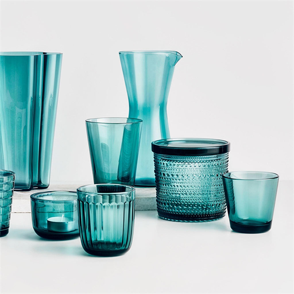 Kastehelmi features rings of delicate glass bubbles designed to resemble strings of dewdrops glistening under the morning sun. 