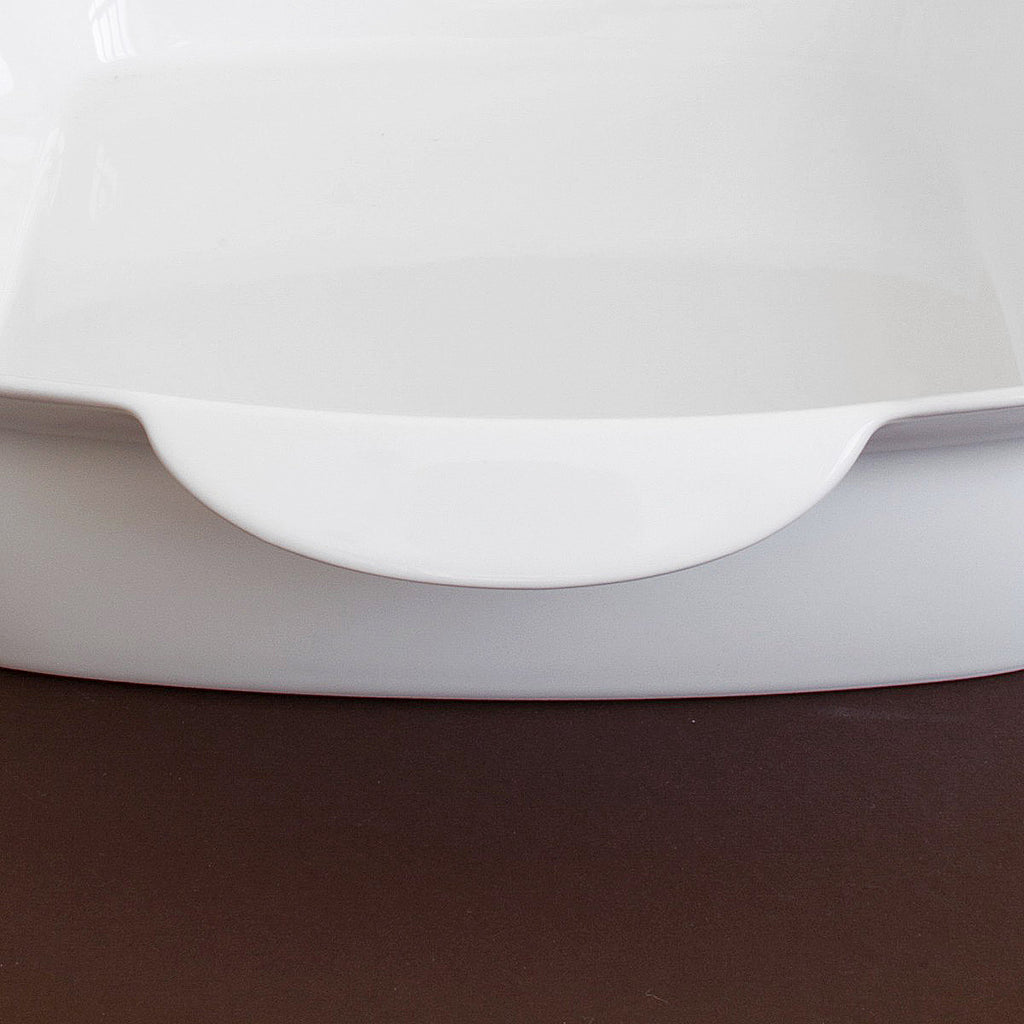 The aesthetic combines elegance, practicality and security with the very distinctive downward signature handles helping to safely and firmly grab the hot dishes out of the oven.
