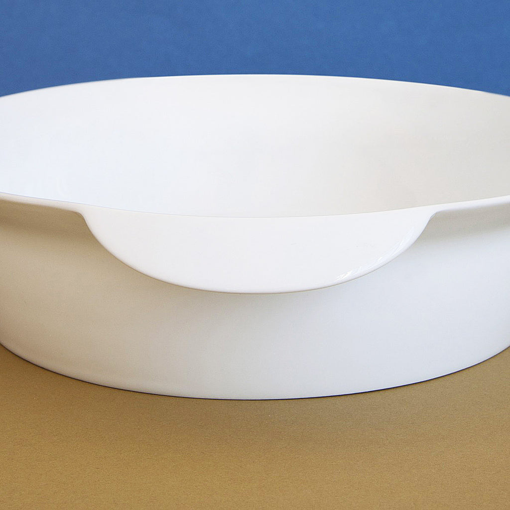 SOWDEN Softcooking “oven to table” range of dishes in porcelain or terracotta. The aesthetic combines elegance, practicality and security with the very distinctive downward signature handles helping to safely and firmly grab the hot dishes out of the oven.
