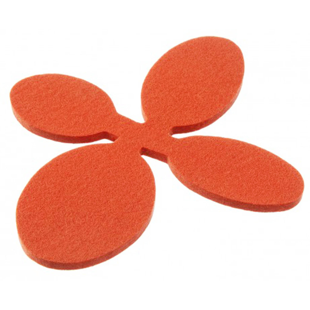 Verso Design Papu (Bean) wool-felt trivet UP1-12. Graphic bean cutouts give the collection a modern edge. The effect is minimalist and bold, without feeling cold. It’s a welcome change from conventional trivets, which are often made from hard, inflexible materials like metal, ceramic or wood. 