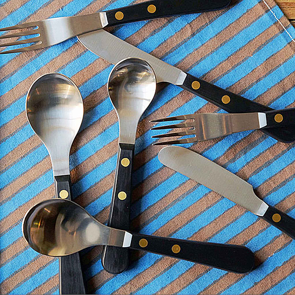 Designed in 1975 when Mellor was the first designer to develop the idea of combining stainless steel with high quality moulded acetal resin. Provençal was very much attuned to the good food revolution of the 1970s with its gently rounded handles and soft curved shapes suggesting Mediterranean cooking, fresh seasonal meals and sociable dining.