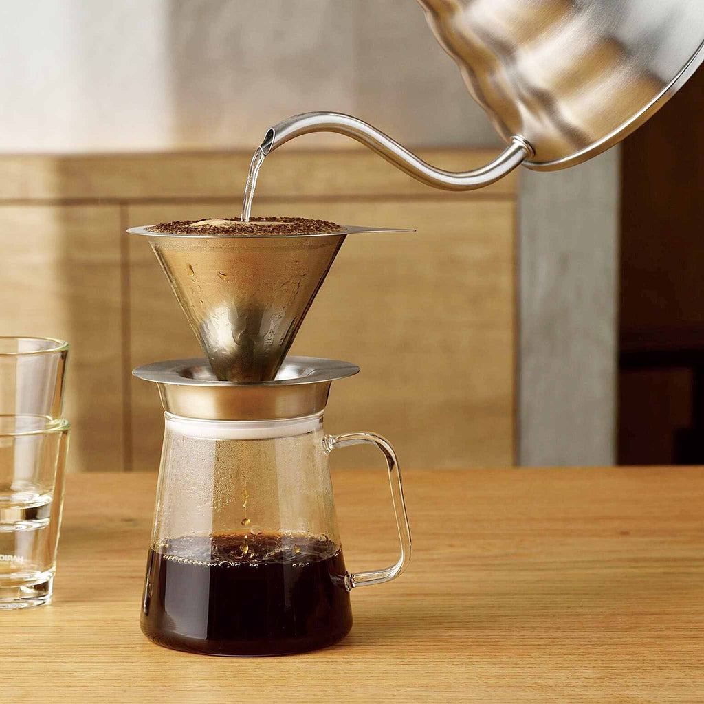 The V60 Buono Drip Kettle is a Hario staple and its iconic shape is recognized around the world.  The kettle's slim spout makes it easy to control the amount and speed of the hot water being poured, perfect for manual coffee brewing. 